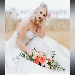 Ivory Sweetheart BallGown Wedding Dres
Ruched Bodice
Tulle Skirt Modern Romantic